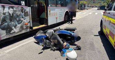 北市中正區羅斯福路四段9日發生一起騎士逆向遭公車撞上，其唾液快篩呈現陽性反應。（圖／翻攝畫面）