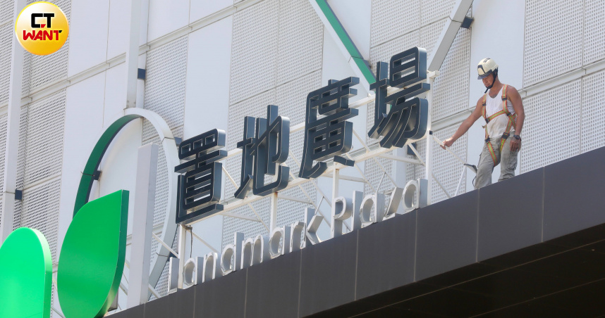 桃園青埔「置地廣場B區」建築取得建照卻拿不到使照，再加上負責監造的建築吳省斯墜樓，讓建築師們炸鍋，掀起長久以來對法規雜亂無章、行政單位各自解讀，以及須背負不符合比例原則的責任表達不滿。（圖／方萬民攝）