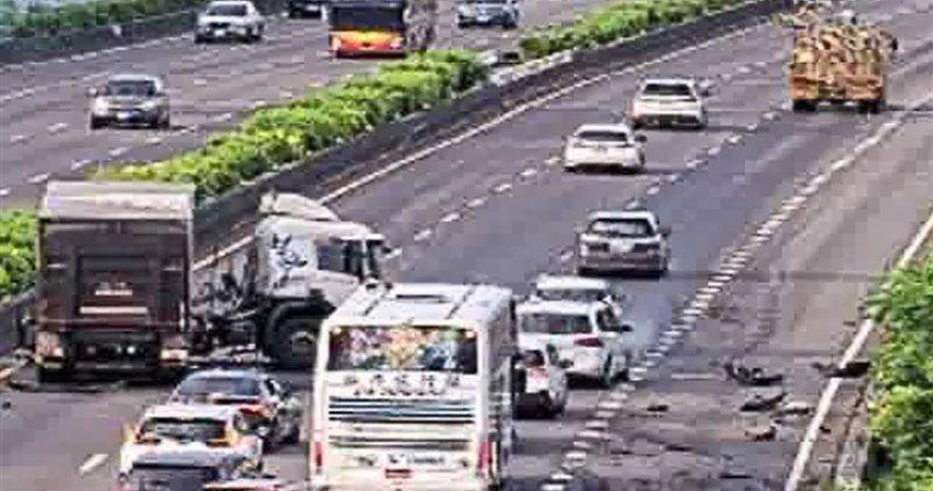 國1彰化段驚悚車禍！聯結車撞槽車「車頭慘折V字」　南向車道受阻
