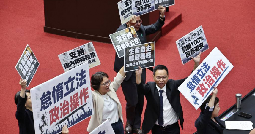 立法院14日院會處理公投提案，朝野立委們拿起各式標語互相反制。（圖／報系資料照）