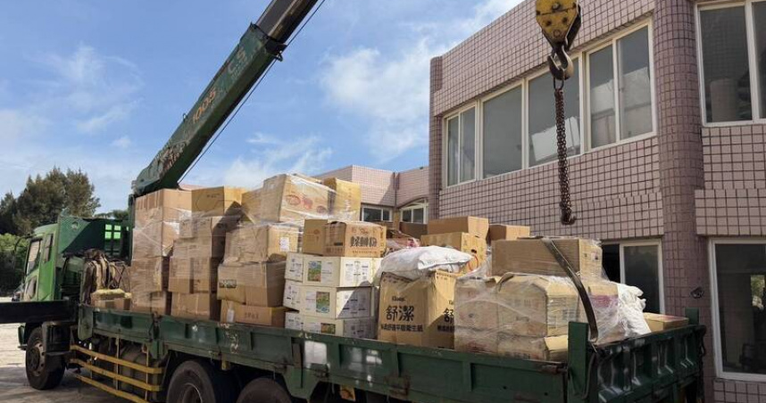 老屋變走私倉庫！金門驚見逾3噸陸貨　香菇、花生堆滿地還有「這些」準備分裝出貨