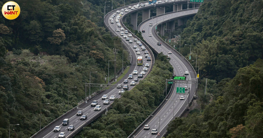 4天連假開始國道湧車潮，高公局點出9大地雷路段，呼籲用路人避開尖峰車潮。（圖／黃耀徵攝）