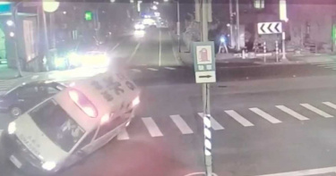 救護車值勤遭撞翻 車上2車禍傷患嘆有夠衰