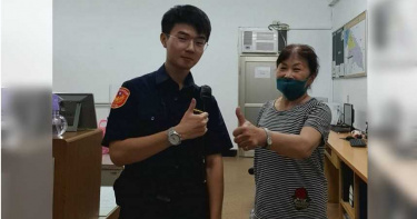 粗心婦口袋鈔票飛滿天 貨車司機舉動讓她淚流滿面