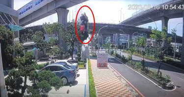 驚悚!預拌混擬車衝越30米高架橋 垂直重摔地面畫面曝