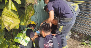 男子跌50公分窄縫 頸尖險遭鐵柱刺穿