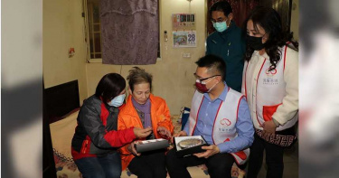 子女接連過世8旬獨居嬤險輕生 獲贈年節米糕淚崩