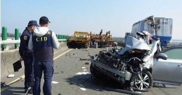 西濱快濃霧釀2死車禍 警查扣7車、飛天黑衣男身分曝光