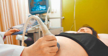 孩子生病發燒!媽媽申請「家庭照顧假」被扣全勤獎金 雇主恐罰30萬