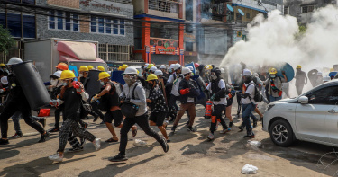 軍警當街處決平民!緬甸血腥鎮壓畫面曝光連醫護也遭殃 「天菜和尚」po千字文批軍警