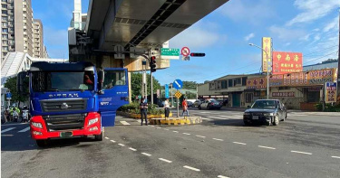 曳引車變換車道不慎釀禍 小客車2度被撞飛對向車道