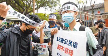 立法院25日通過18歲公民權修憲案，公告半年後應於3個月內交由全民複決。圖為18歲公民權推動聯盟在立法院外陳情，超過百位高中生到場，關切修憲案表決結果。（圖／中國時報張鎧乙攝）