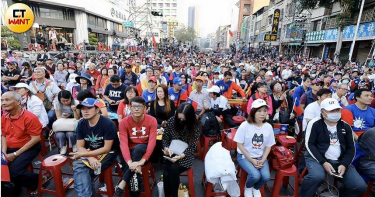 上千支持者擁國民黨高市黨部 心情隨開票數起伏