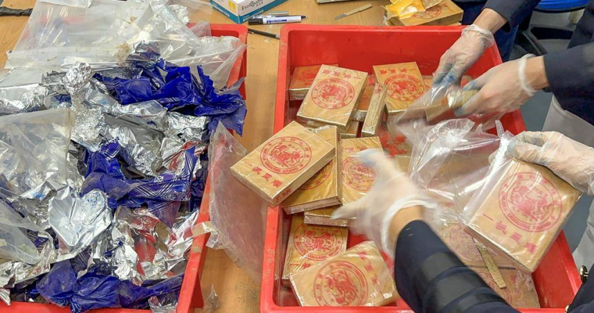 泰國籍男子以編織袋做為掩護，在行李箱中夾藏市值上億元的雙獅牌海洛因磚，入境時被海關和航警局當場查獲。（圖／航警局提供）