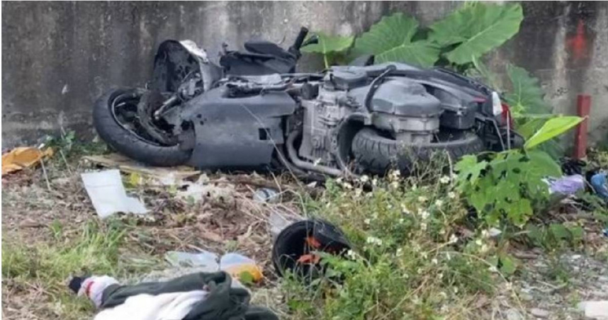 台東1名男騎士突衝撞路旁果園圍牆，導致車頭全毀，造成他OHCA送醫仍不治。（圖／翻攝畫面）
