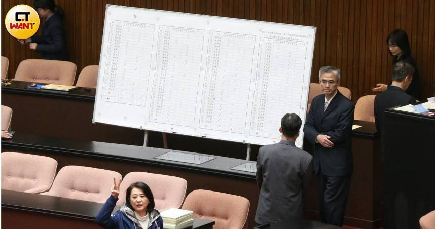 總統府今（23）日上午正式發布總統令，公布《憲法訴訟法》第四條、第三十條及第九十五條條文修正。（圖／趙世勳攝）