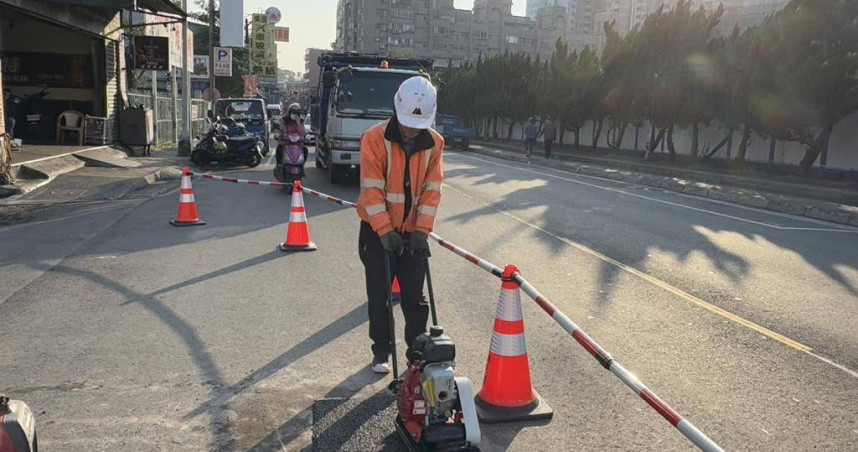 農曆春節道路維護不打烊，民眾仍可透過市話1999即時通報路面坑洞。（圖／工務局提供）
