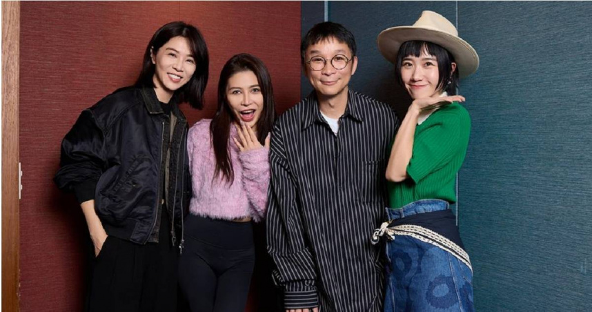 謝盈萱（左起）、艾怡良、陳鎮川及LuLu在尾牙宴上開聚會。（源活娛樂Ｘ天地合娛樂提供）