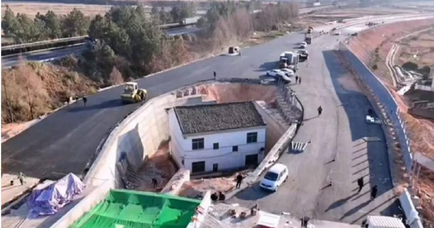 房屋被兩側車道環形包圍。（圖／翻攝畫面）