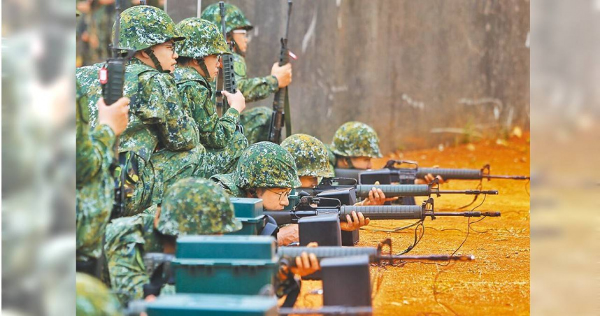 今年漢光演習準備動員近3000人，是首度大規模驗證後備部隊動員能量及作戰訓練。圖為桃園市後備旅召員射擊練習。（圖／報系資料照）