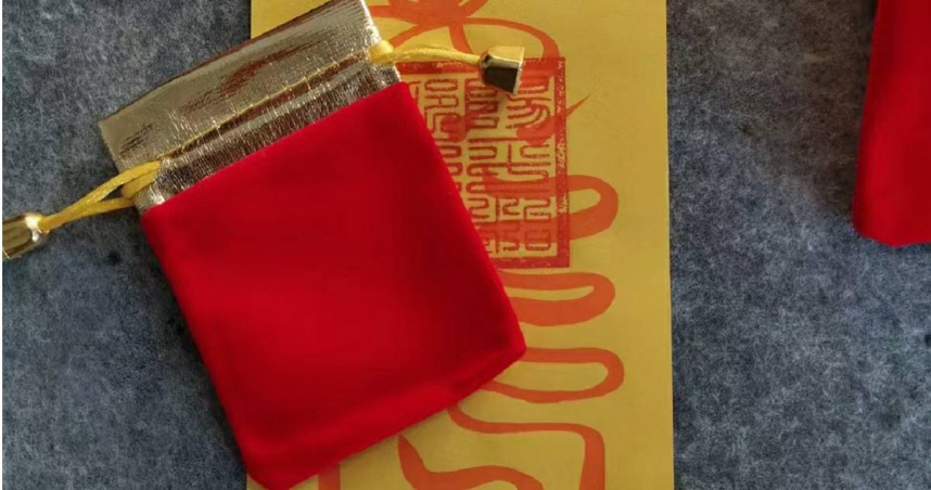 一名網友自稱日前晚間下班，幫助一個陌生老太太在草叢中撿回戒指後，被對方塞了一個紅色小布袋的「護身符」做謝禮，此後就怪事連連，嚇得她懊悔不已。（示意圖／翻攝微博）