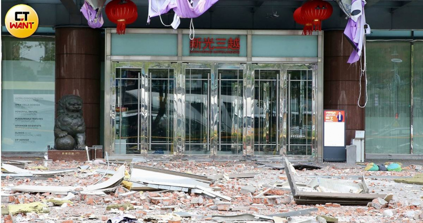 新光三越台中中港店昨日上午發生氣爆意外，一樓門口外可見許多瓦礫碎片。（圖／黃耀徵攝）