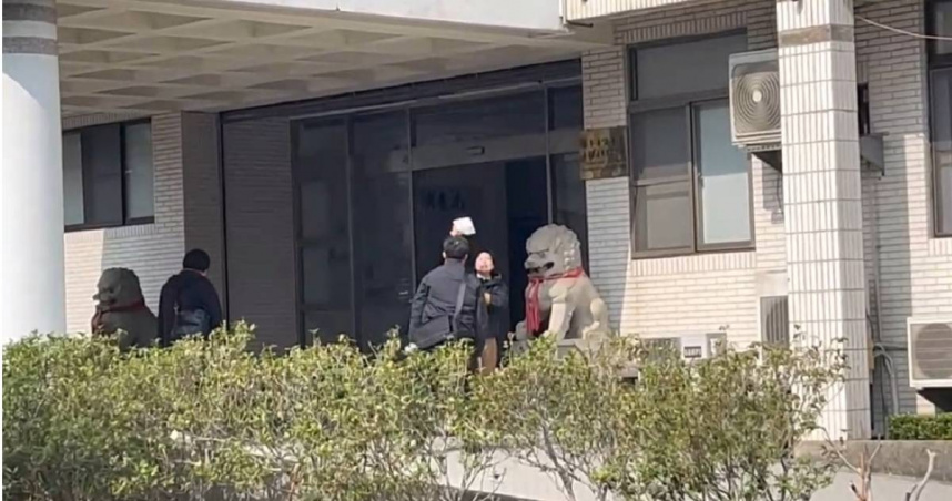 立法委員林岱樺涉助理費案，20日凌晨遭檢調帶回調查，她則在市調處外高喊「司法干預初選」力證清白。（圖／讀者提供）