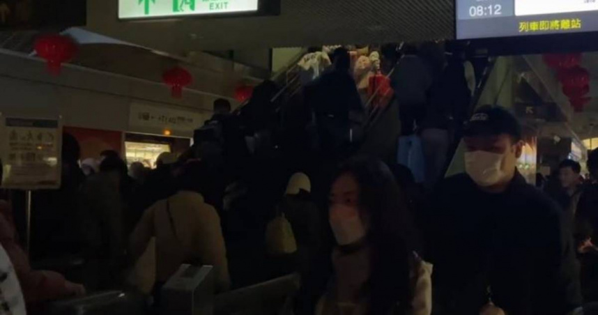 桃園機場捷運今（22日）上午驚傳停電。（圖／三立新聞網提供）