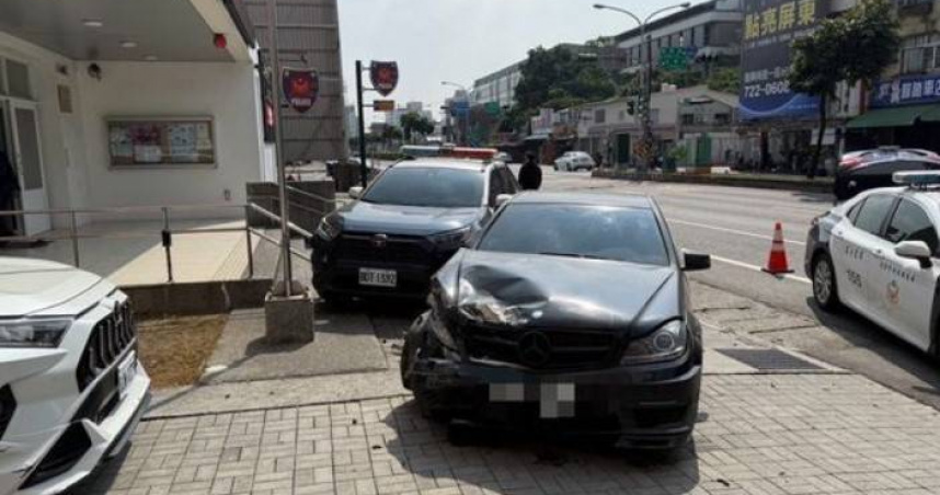 屏東男追撞前車後，再波及機車及巡邏車，警方還在車上起獲2級毒品依托咪酯。（圖／翻攝畫面）