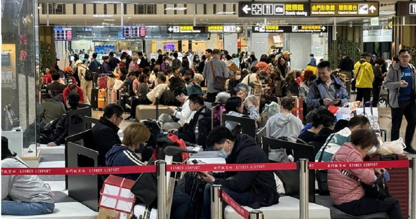 濃霧攪局，2、3日已有大批旅客滯留金門，4日一早機場大門就湧入6、700位旅客等待候補機位。（圖／報系資料照）