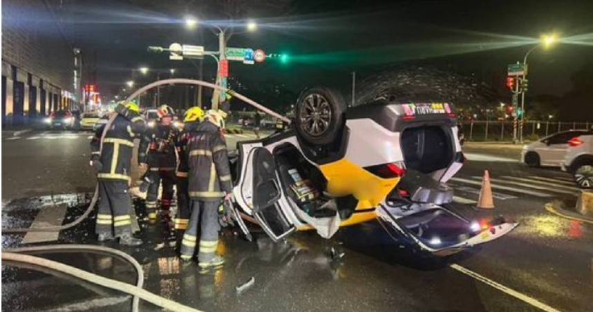 台南休旅車左轉碰撞直行的計程車，導致計程車翻覆氣囊爆開，造成2人受傷送醫。（圖／翻攝畫面）