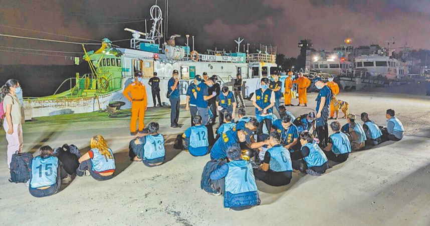 海巡署接獲線報，2024年3月在台灣西南部海域逮獲「JESSIE（婕西號）」雜貨輪，並發現15名越南籍偷渡客，循線追緝到人蛇首腦陳信夫。（圖／報系資料照）