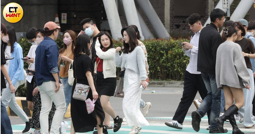 今天4月4日是兒童節也是清明節，全台各地為晴朗的穩定天氣，氣溫持續回升，西半部恐出現29度高溫，不過今深夜起又要變天，未來一周水氣將逐漸增多，明天（5日）北台灣恐降溫6度。（圖／劉耿豪攝）