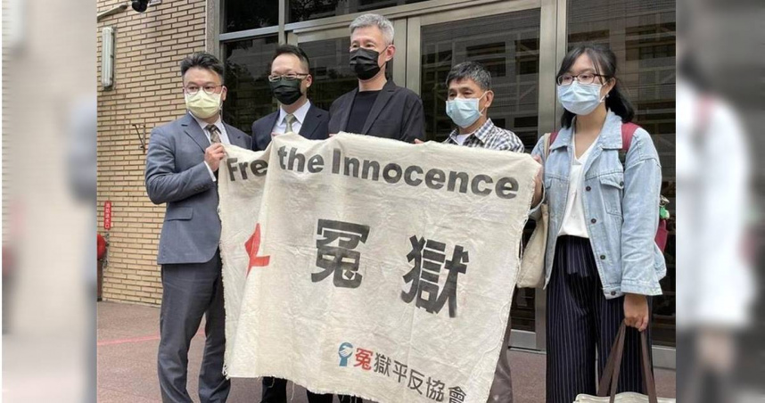 呂金鎧（右二）被控性侵殺人未遂，聲請再審後，獲高院裁准。（中時資料照，林偉信攝）