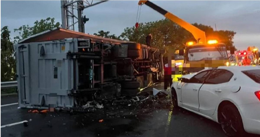 國1員林路段發生4車連環撞，造成6人受傷送醫，導致交通一度回堵1公里。（圖／翻攝畫面）