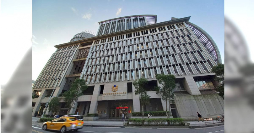 2024年11員施男遭陳姓員警開車門撞倒，事後雙方調解無法談妥，故進入司法程序，對此松山分局表示，尊重司法結果。（圖／翻攝畫面）