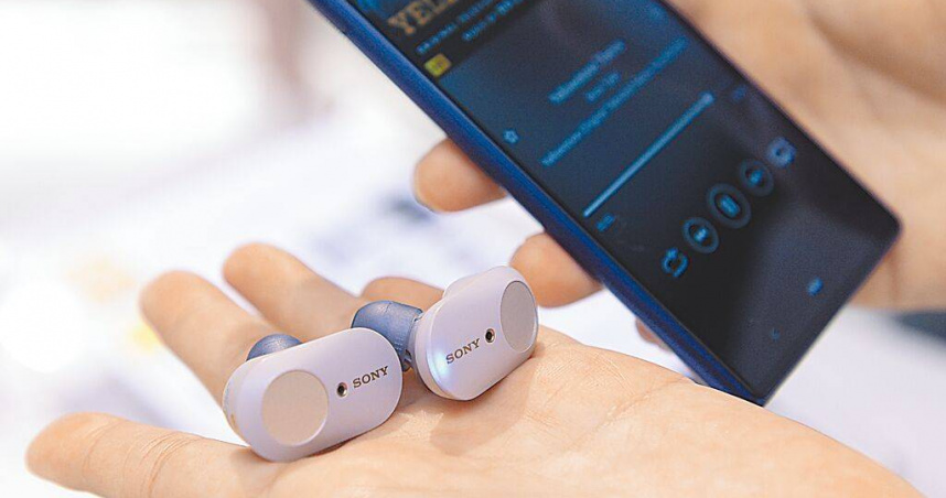 藍牙耳機落飛機座椅橫管，未取出恐有飛安風險，運安會將研商處理流程。（圖／報系資料照）