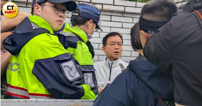 黃呂錦茹25日重開羈押庭，國民黨立委賴士葆等人欲進入北檢被阻。（圖／林冠吟攝）