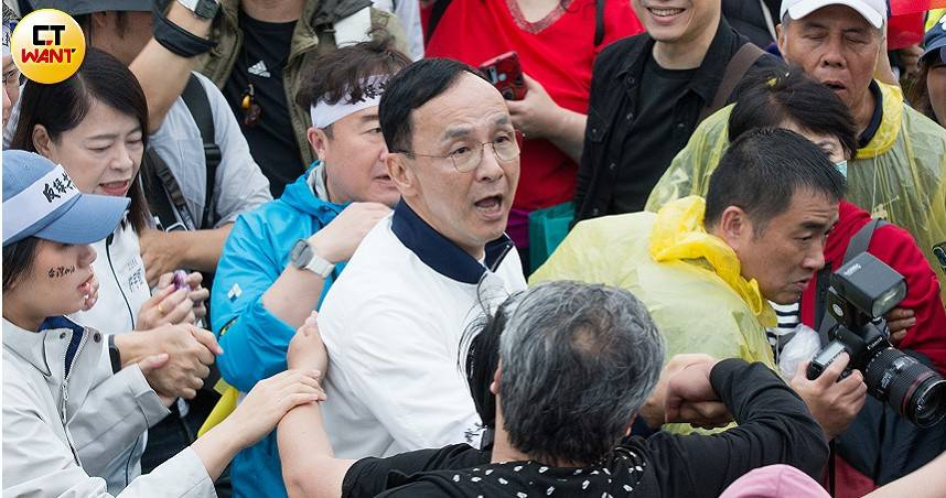 朱立倫宣布５２０後將分別透過在立院提案、全民連署方式「倒賴」後，以「大退場」方式穿過現場眾多人群，直接步行到中正一分局「自首」（圖／黃威彬攝）