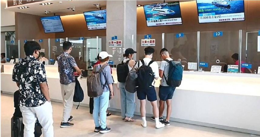 蘭嶼鄉民船票補助新制，鄉民取票時須在訂位名冊簽章，現場購票者則提供身分證號進行造冊並簽章。（圖／蕭嘉蕙攝）