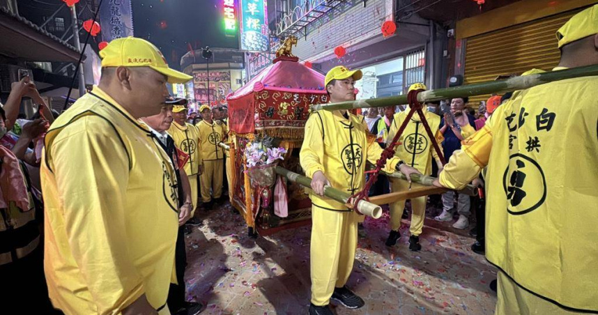 2025年5月2日苗栗縣／2025年白沙屯媽祖進香活動於1日深夜啟程，昨晚23時50分完成與山邊媽合轎的登轎儀式後，白沙屯拱天宮媽祖鑾轎2日凌晨0時10分正式起駕，展開為期10天9夜、來回約400公里的徒步進香行程。（圖／中國時報呂麗甄攝）