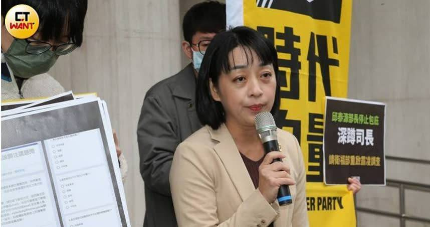 時代力量黨主席王婉諭指出，現行保母媒合平台揭露資訊有限，家長無法掌握保母年資與評鑑紀錄，引發資訊不對等的疑慮。（圖／黃鵬杰攝）