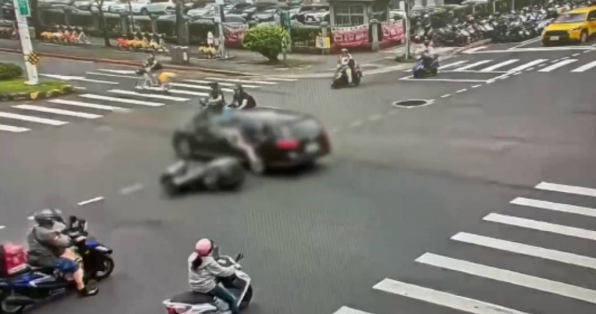 北市中正區中山南路與青島東路口12日下午發生一起轎車疑似闖紅燈，當場撞飛2名騎士事故。（圖／翻攝畫面）