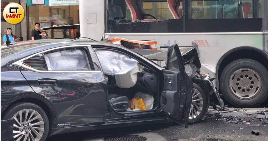 北市中正區重慶南路一段與衡陽路口23日下午2時20分許發生嚴重車禍事故。(圖/薛孟杰攝)