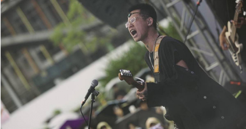 基隆市政府舉辦的「愛嶼搖滾」音樂祭，24日首日就吸引了7.5萬人次的民眾無畏風雨參與，不少民眾還穿著輕便雨衣就來聽團。（圖／基隆市政府提供）