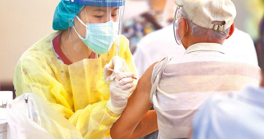 超高齡社會來臨，專家指出，接種疫苗是最有效、最經濟的疾病預防方式。圖為醫護人員為長者施打疫苗。（圖／報系資料照）