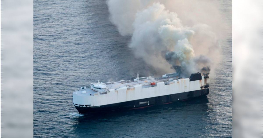 一艘貨輪於太平洋中部海域起火。（圖／達志／美聯社）