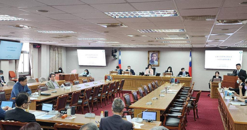 立法院司法及法制委員會今(5)日審理「《公務人員保障法》部分條文修正草案，初審通過部分修法條文，包括明確定義職場霸凌、機關首長或一級單位主管若遭認定職場霸凌成立，將處最高100萬元罰鍰。（圖／中國時報黃敬文攝）