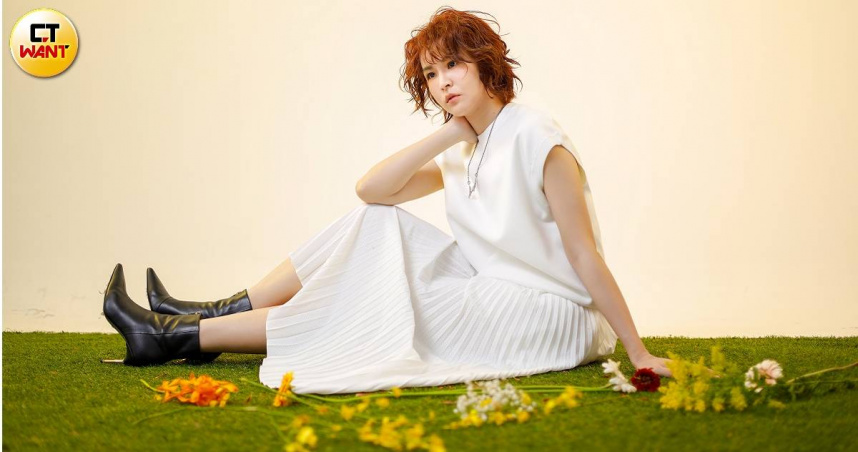 AllSaints Star 雙星造型項鍊8,000元；AllSaintsLOTTIE 跟靴／價格電洽；AllSaints 白色兩件式洋裝／13,400元（圖／林士傑攝）