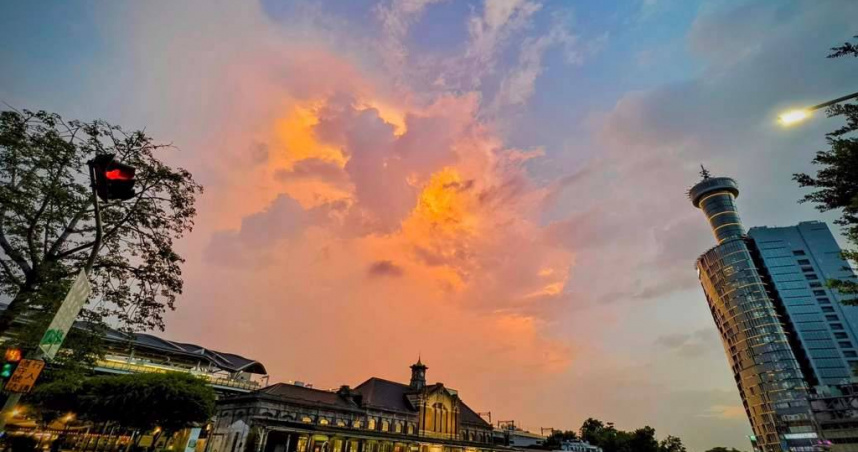 地震發生前10分鐘,有網友在台中目擊「火燒雲」奇景。(圖/翻攝Threads)